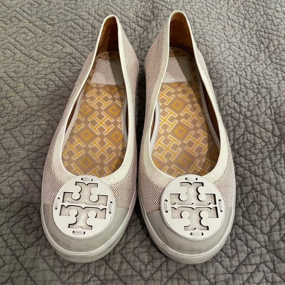 Tory Burch White Flats with Silver Logo - Picture 1 of 2